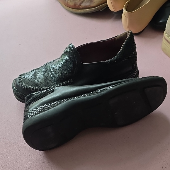 Sophisticated Black Textured womens Slip-Ons croc print loafer - Picture 4 of 5